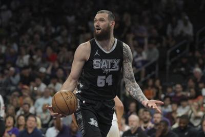 ɫɫ Raptors sign free agent forward-centre Mamukelashvili