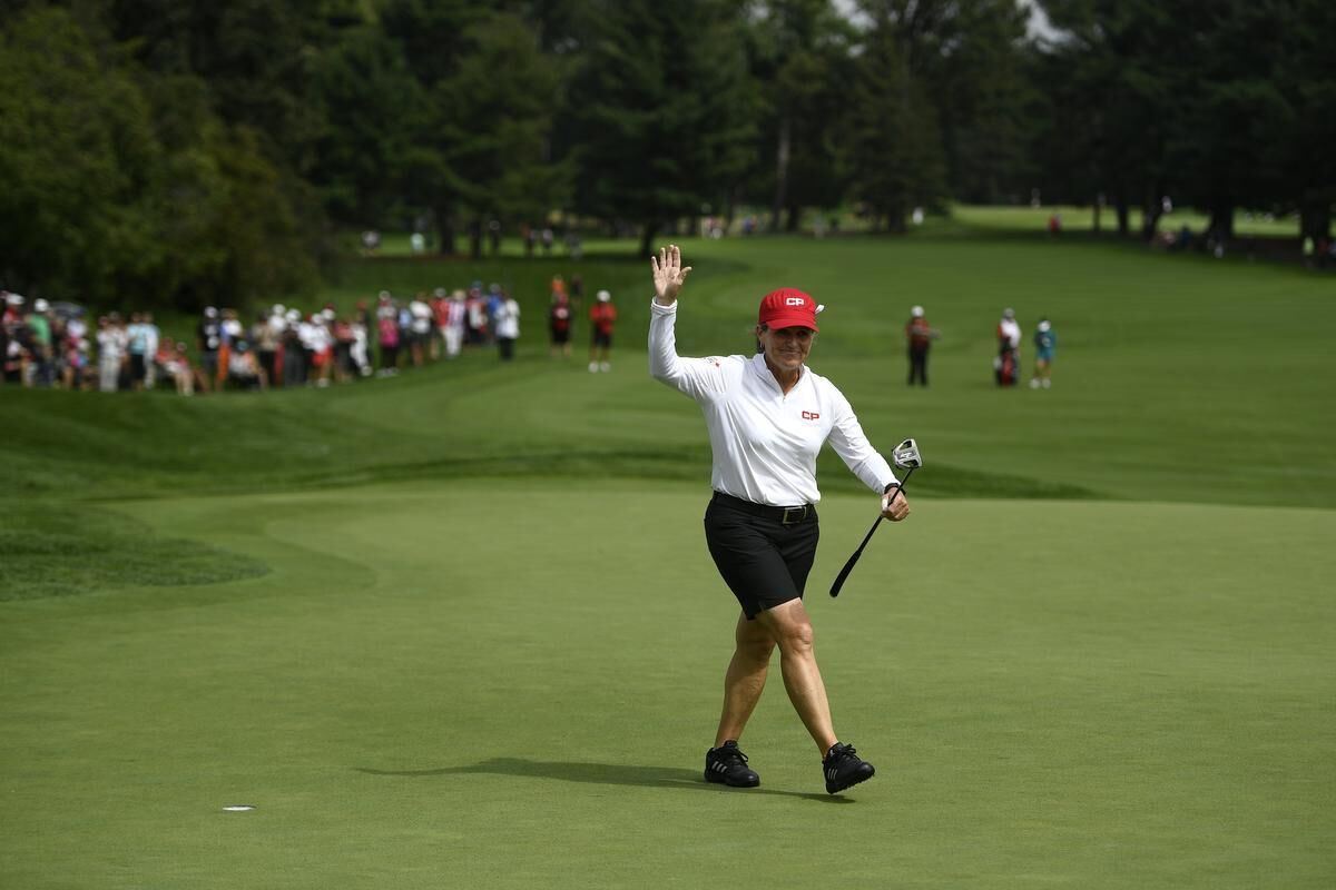 Lorie Kane gets emotional send-off at CP Womens Open photo