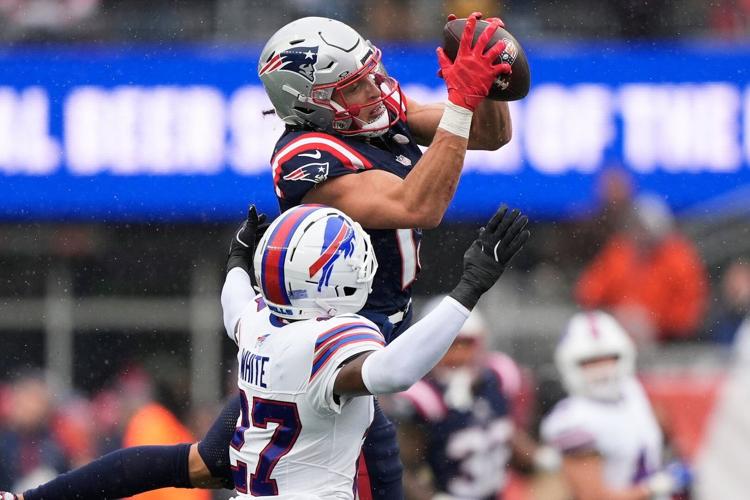 Bills rally from 21-point deficit to beat Patriots 35-31, stay alive in ...