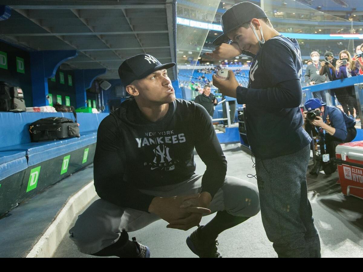 Yankees fan goes viral for completely losing it at Toronto Blue Jays game