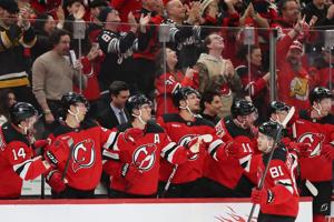 Devils beat the Penguins 2-1 in a shootout to take over 1st place in the Metropolitan Division