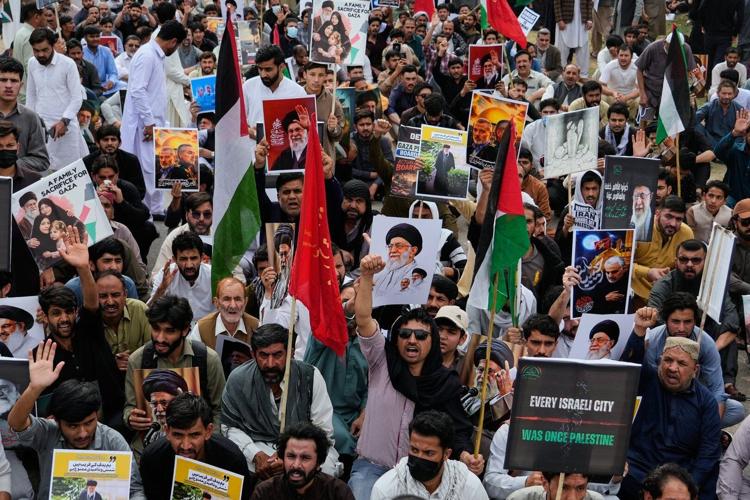 Pakistani Shiites rally to denounce US-Israeli strikes on Iran as US ...