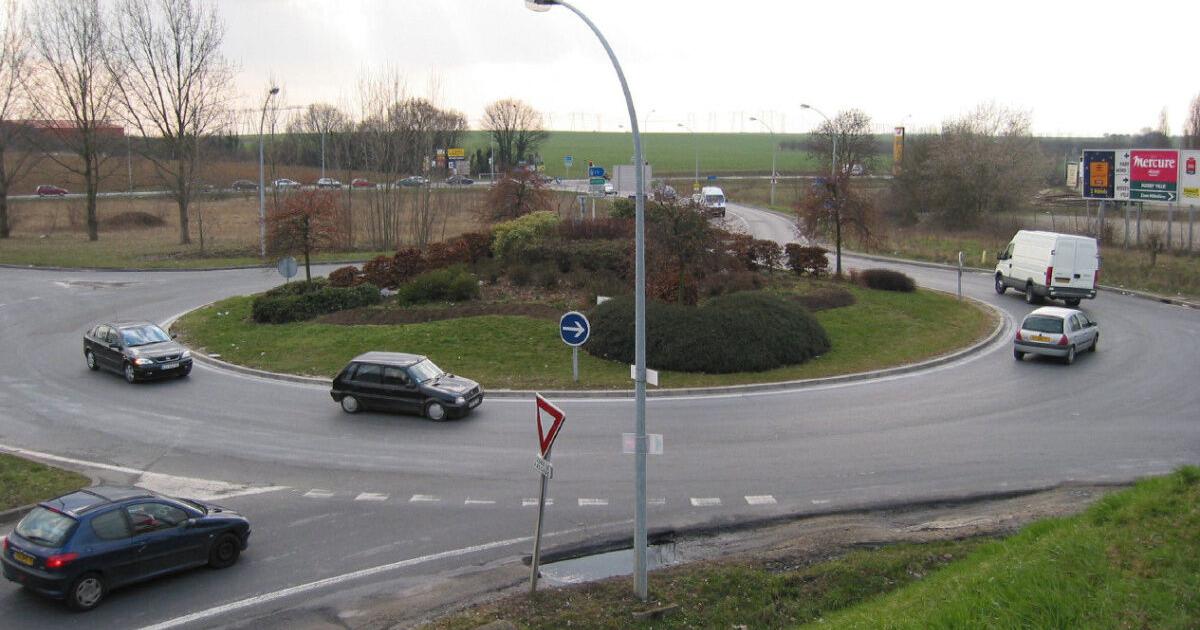 How to use roundabouts and why they are safer