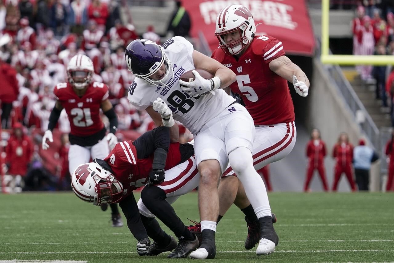 Allen’s Big Day Helps No. 20 Wisconsin Rip Northwestern 35-7