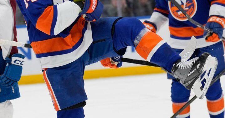 Bo Horvat lifts the Islanders to a 3-2 shootout victory over the slumping Blackhawks