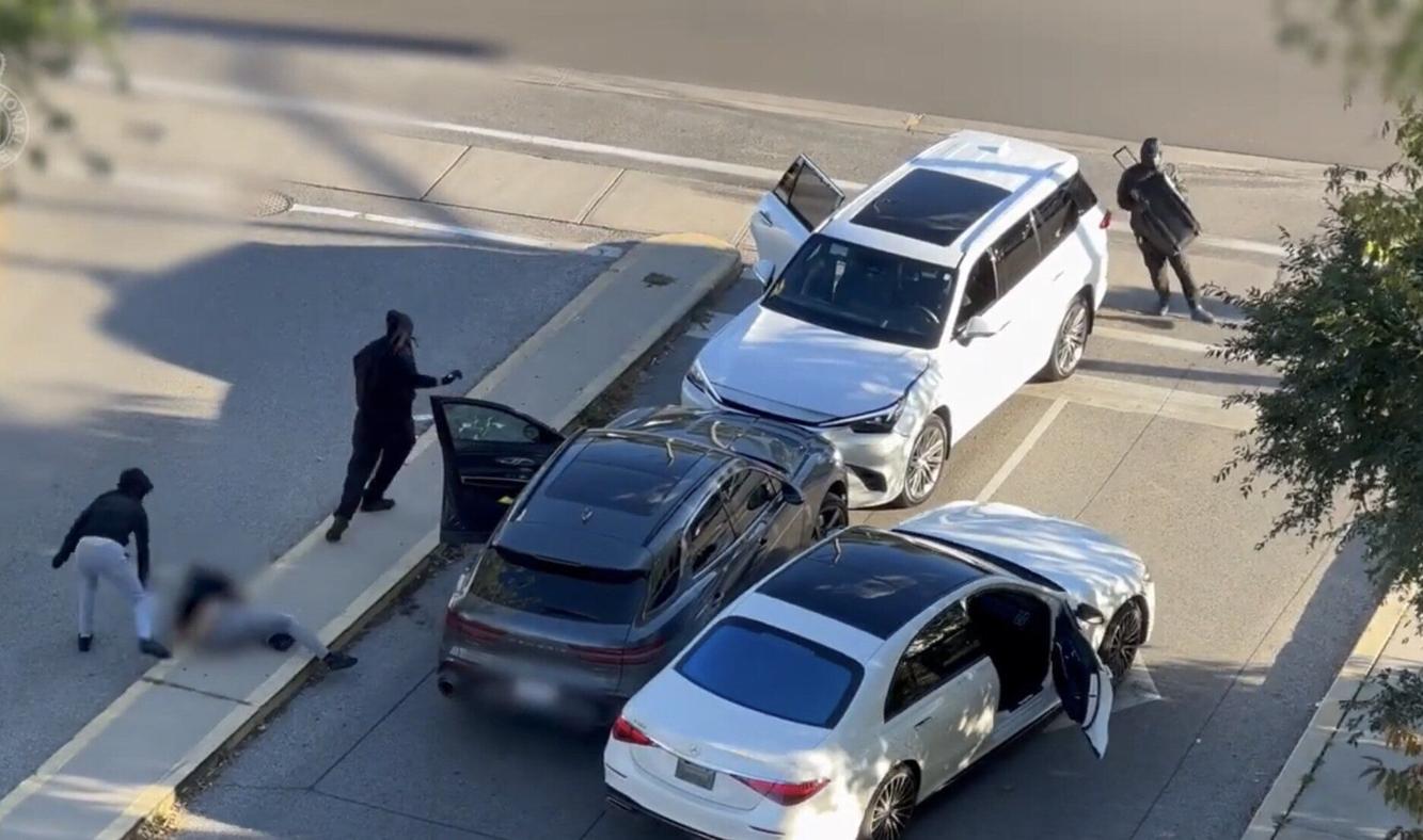 Suitcase full of cash stolen in Thornhill, police say