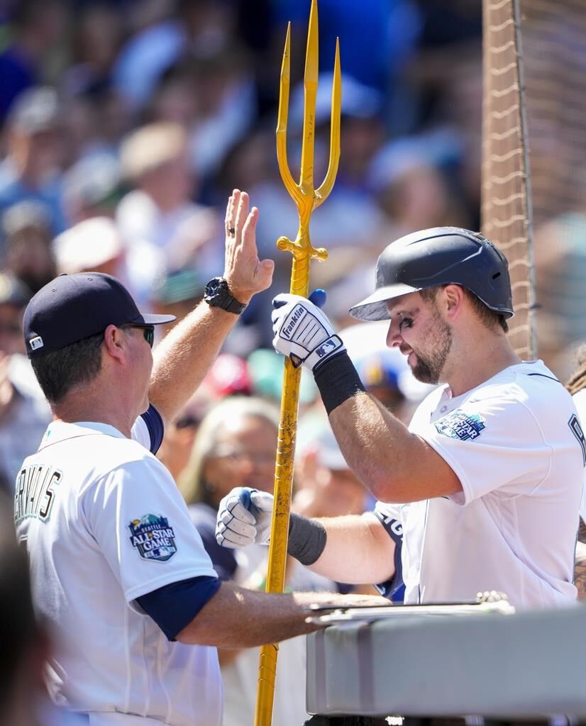 Rodríguez drives in go-ahead run and steals home to lead Mariners