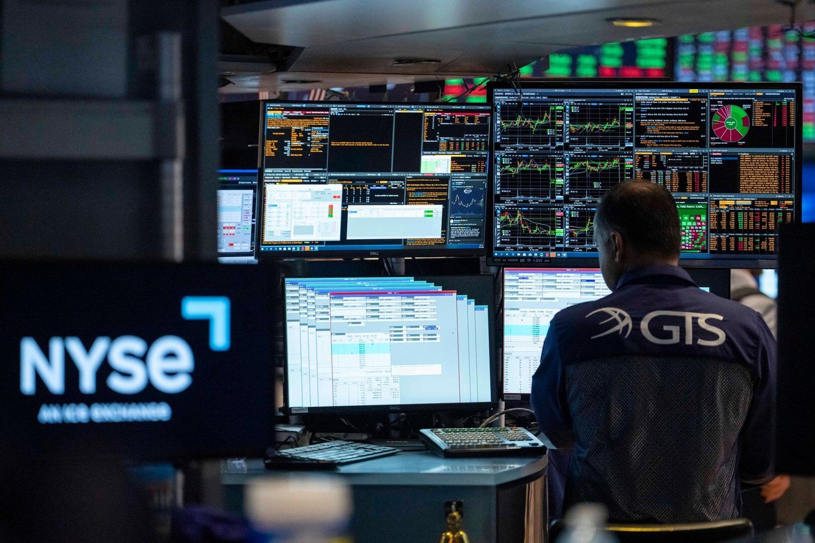 S&amp;P/TSX composite fell nearly 100 points as financial stocks declined; U.S. markets rose on Nvidia's better-than-expected profits