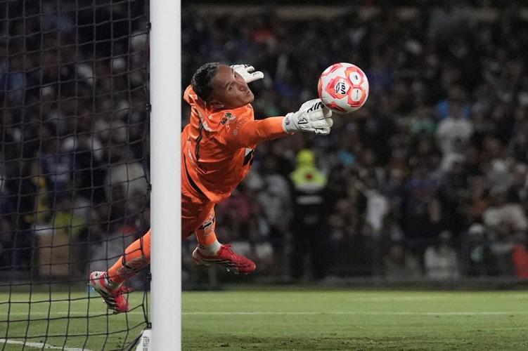 Keylor Navas stays with Pumas UNAM for one more year at 39
