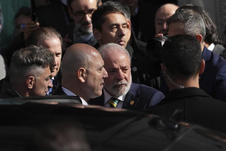 Brazil's Lula visits Fernández de Kirchner under house arrest in Argentina
