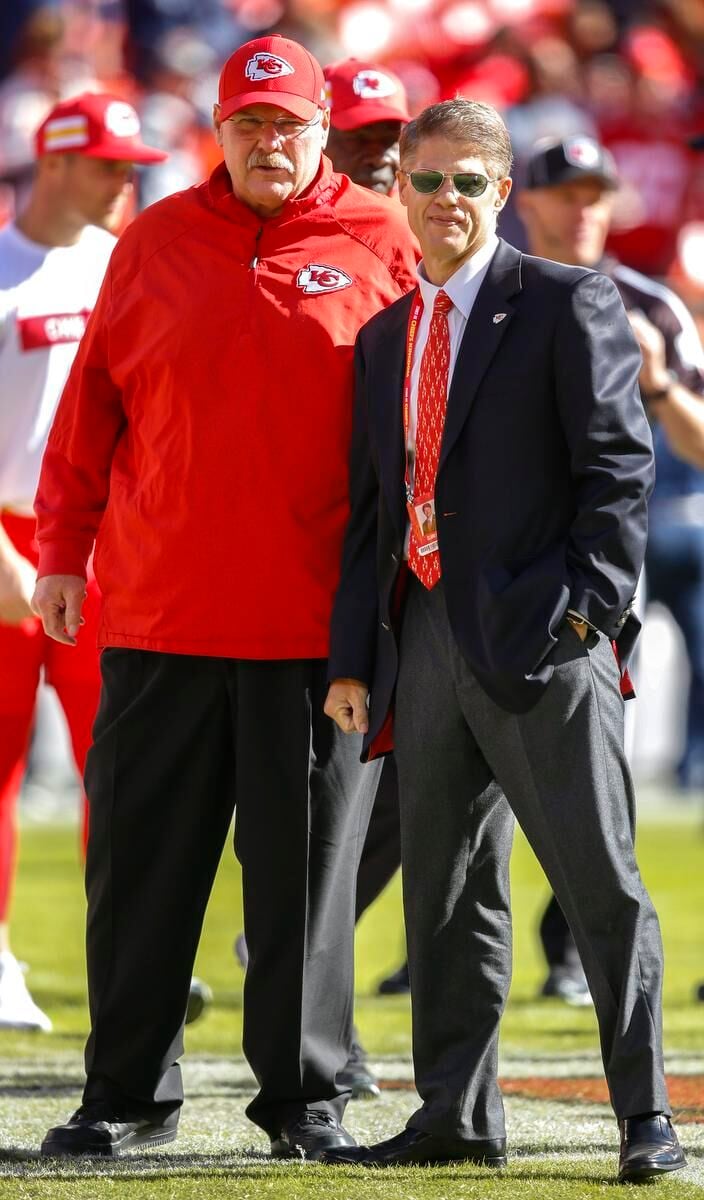 Chiefs presented with Lamar Hunt trophy after winning AFC championship 