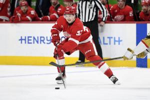 Red Wings top Bruins 2-1 for 4th win in 15 games to preserve flickering playoff hopes