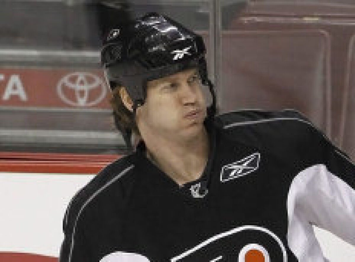 Chris Pronger Injury: Flyers Defenseman Leaves Game After Taking Stick To  Face 