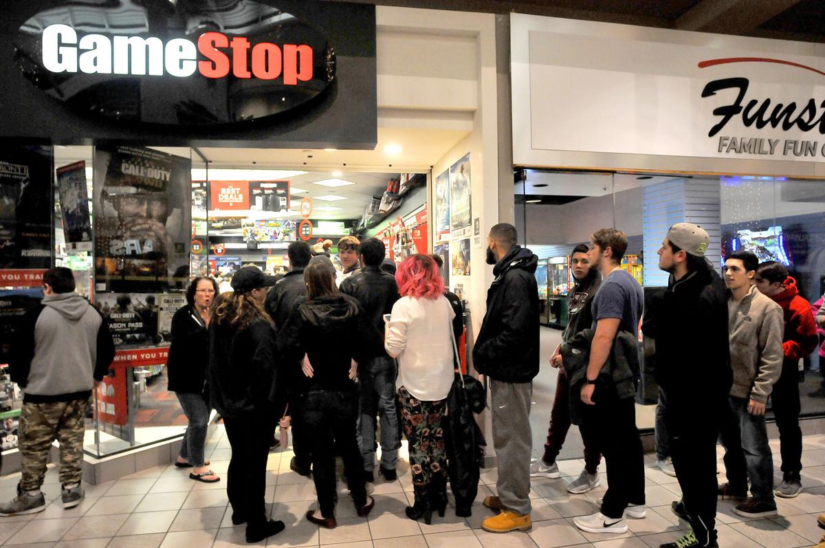 Shoppers Jam Stores Along North Attleboro S Route 1 For Black Friday Deals Local News Thesunchronicle Com
