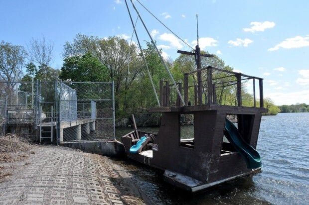 Anyone know what type of boat this is? Derelict and tied up near  Janesville, NC on the Roanoke River. GPS pin in comments. : r/ShipwreckPorn