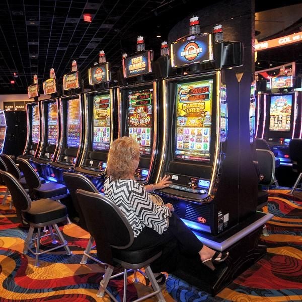 Plainridge Park Casino opens its doors as Massachusetts' first gambling hall | Local News | thesunchronicle.com