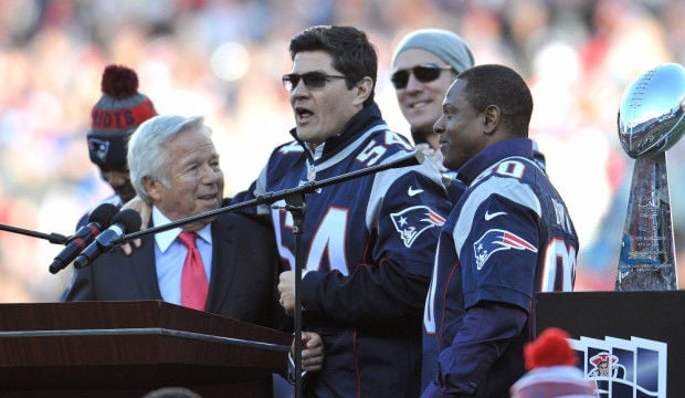 New England Patriots on X: A super selfie. The 2001 team following today's  halftime ceremony. #LAvsNE  / X