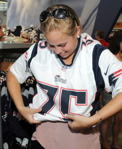 Hundreds of Patriots fans line up to exchange their Aaron Hernandez jerseys  – New York Daily News