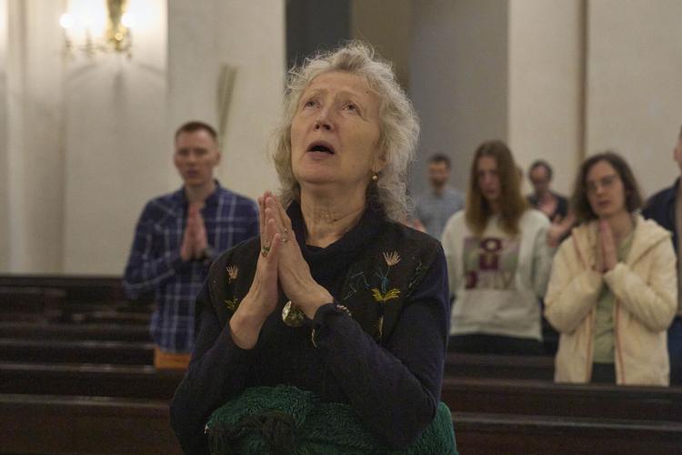 Catholic faithful pay their final respects to Pope Francis as public