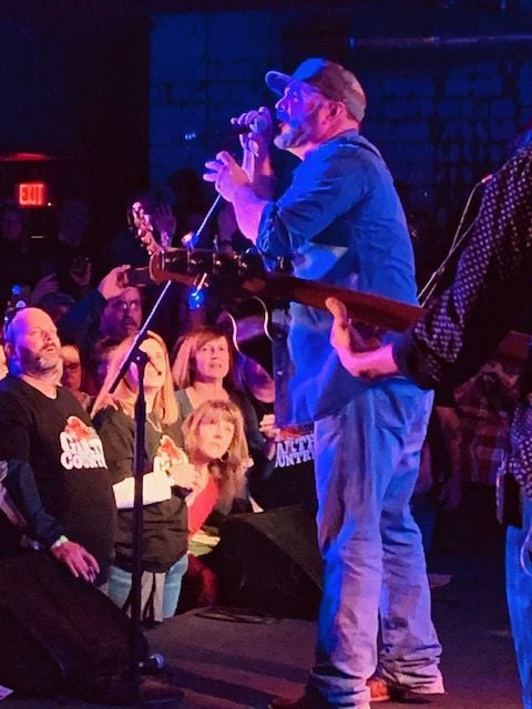 Garth Brooks Performs Dive Bar Gig At Patriot Place Around Town Thesunchronicle Com
