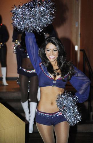 Fans line up for new Patriots cheerleaders calendar, Local News