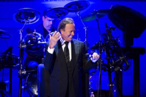 Review Julio Iglesias Brings International Flair To Foxwoods Go Thesunchronicle Com # perevod pesni mammy blue (julio iglesias). the sun chronicle