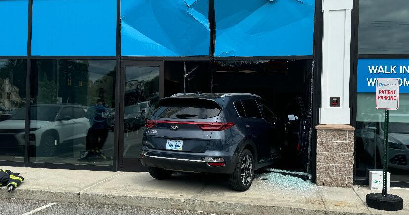 Car crashes into store in Route 1 plaza in South Attleboro - Vimarsana News
