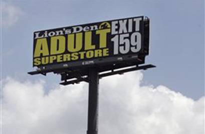 Judge nixes S.C. law over Lion s Den billboards