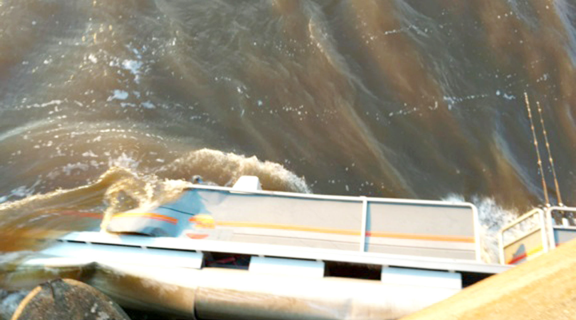 Dam accident 4 escape as pontoon crashes into Santee Spillway structure, breaks apart