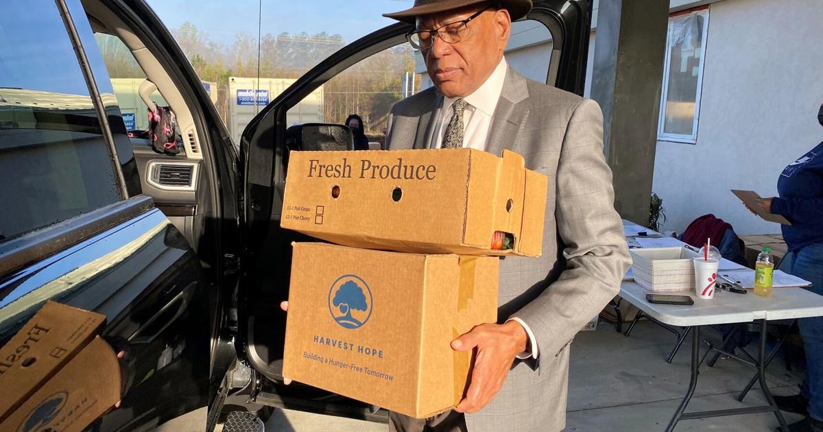 A gift: 600 boxes of food; Family Health holds giveaway | Local