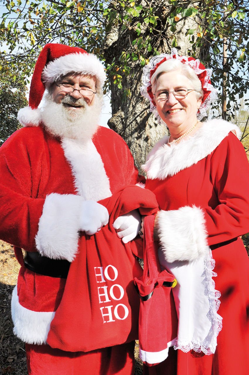'Mr. and Mrs. Claus': Couple embodies giving spirit of St ...