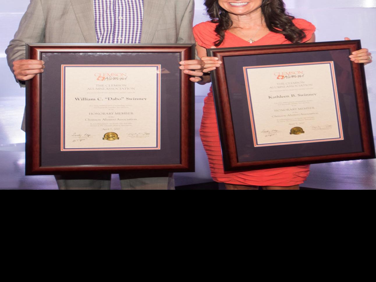 Swinneys Named Honorary Alumni At Clemson Sports Thetandd Com Meet kathleen swinney, she is the pretty wife of football coach dabo swinney head coach of the clemson tigers football team at clemson university in south carolina. named honorary alumni at clemson