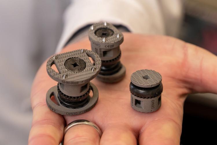 First in South Carolina: New carbon fiber spinal implants improve precision cancer care