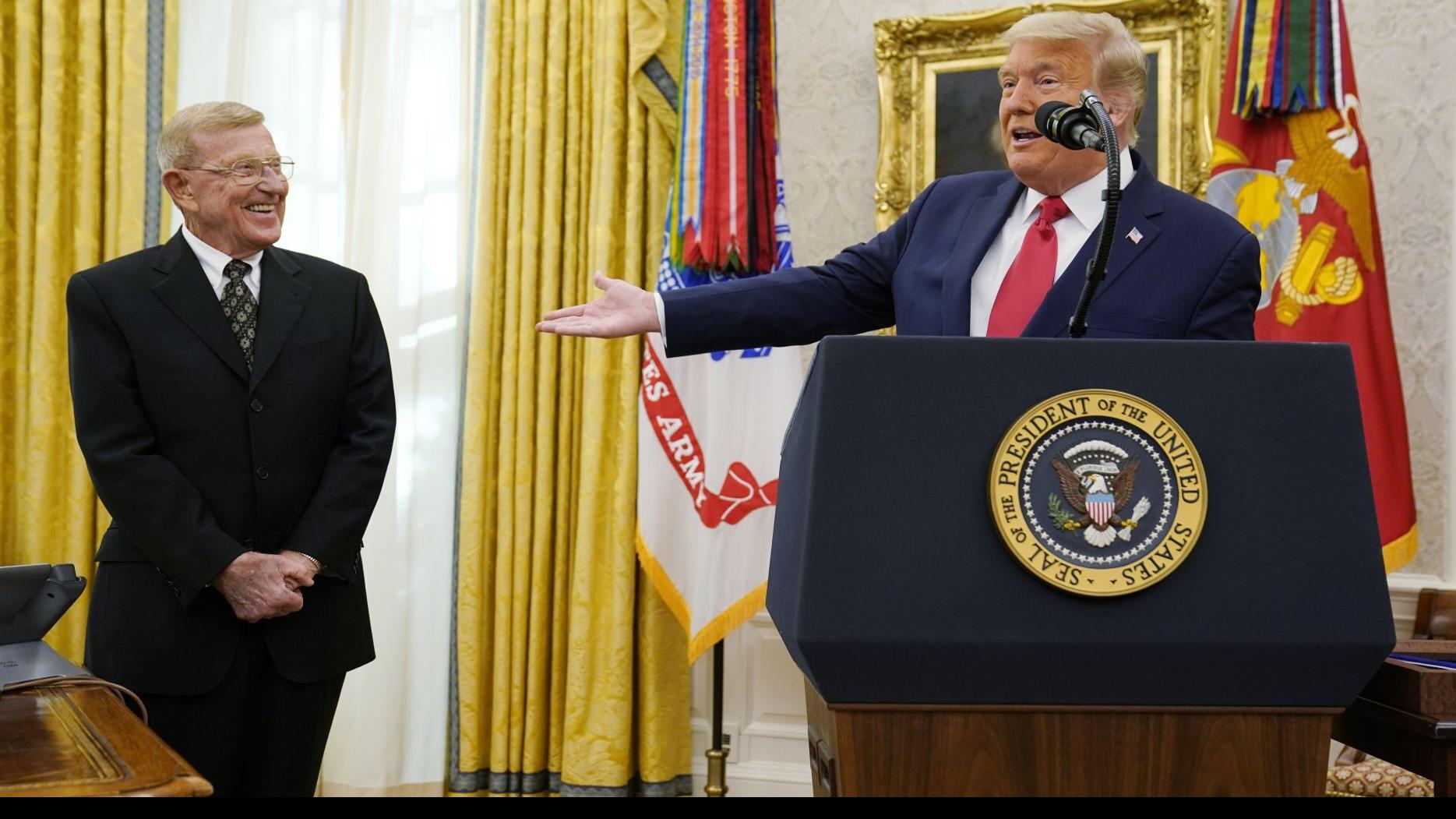 One Of The Greatest Trump Honors Lou Holtz With Medal Of Freedom State Regional Thetandd Com
