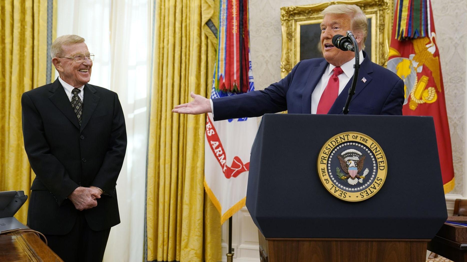One Of The Greatest Trump Honors Lou Holtz With Medal Of Freedom State Regional Thetandd Com