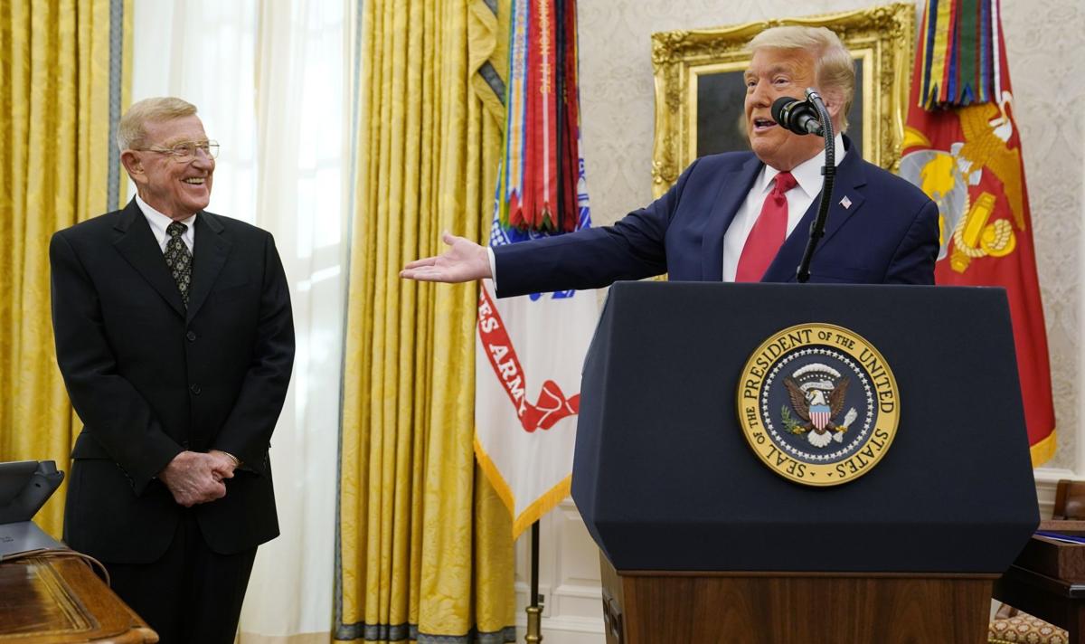 One Of The Greatest Trump Honors Lou Holtz With Medal Of Freedom State Regional Thetandd Com