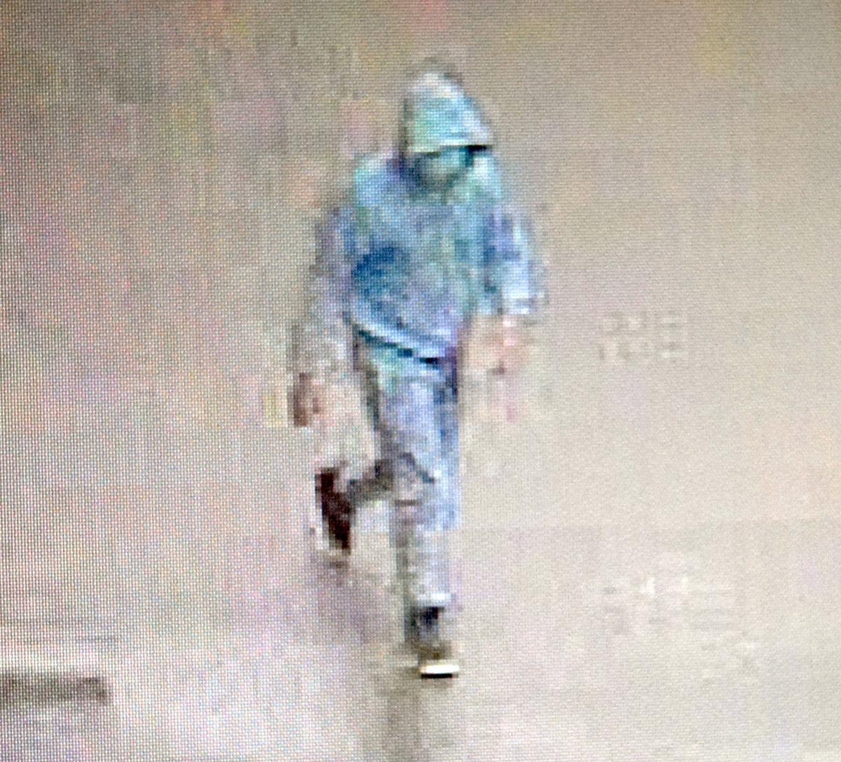 Gunman sought in robbery