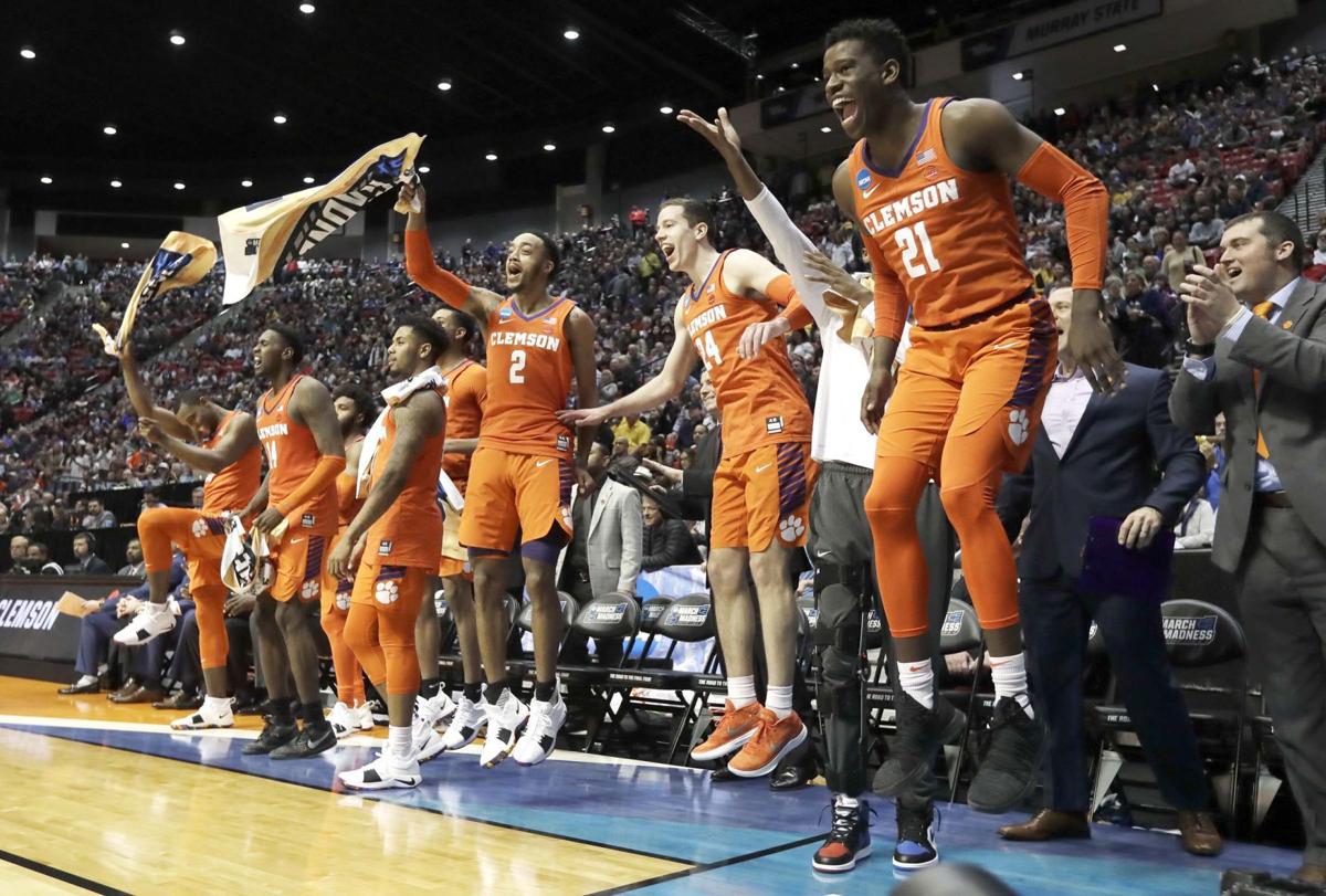 Devoe Clemson Rout Cold Shooting Auburn To Reach Sweet 16