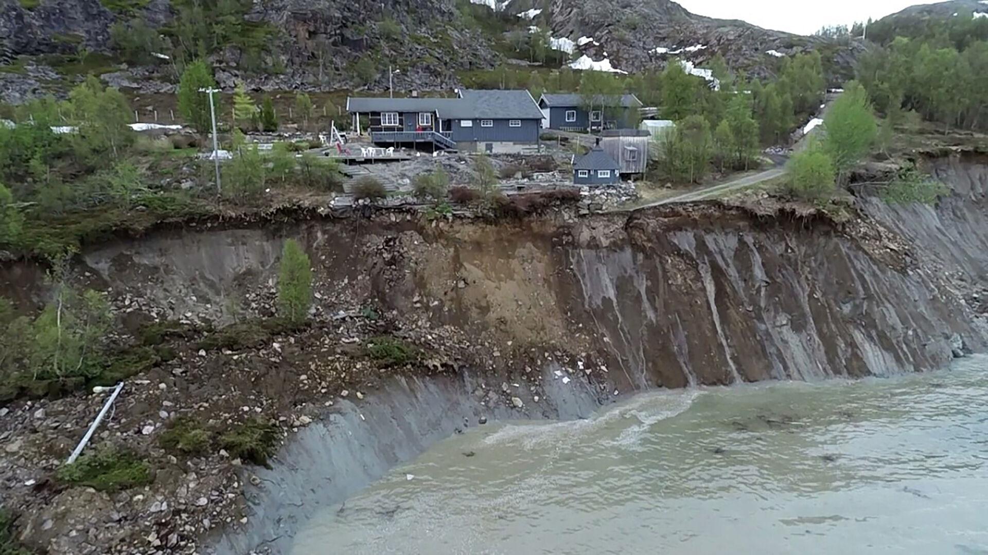 Watch as landslide sweeps houses into sea in Norway