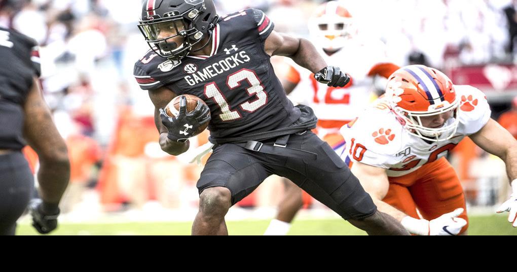 Shi Smith (13) of the South Carolina Gamecocks avoids the tackle