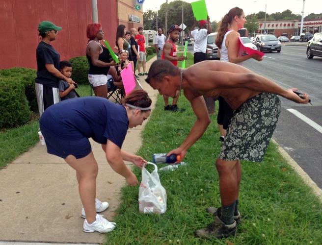 Support rally for Ferguson police officer Darren Wilson