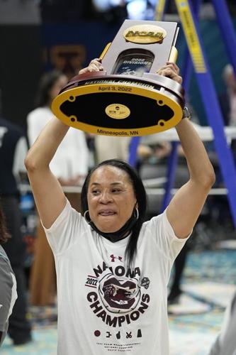 Dawn Staley dons Alshon Jeffery jersey as South Carolina retires No. 1