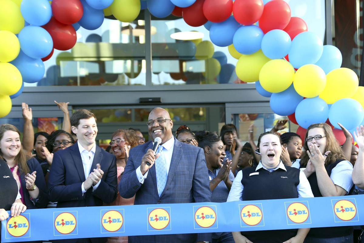 Hundreds greet Lidl’s opening Local