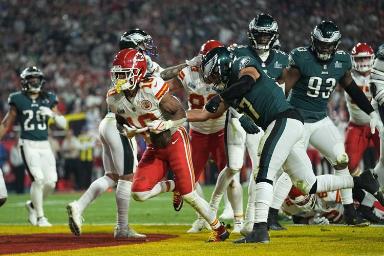 Super Bowl magic: Patrick Mahomes, Chiefs beat Eagles 38-35