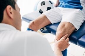 When Should a Sports Injury Be Evaluated? Warning Signs Parents and Athletes Should Know