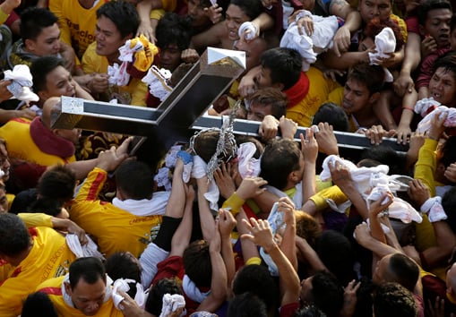 Filipinos crowd capital for huge Catholic parade