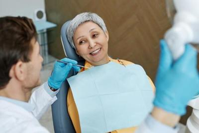 Una cobertura dental asequible les da a los adultos mayores un motivo para sonreír