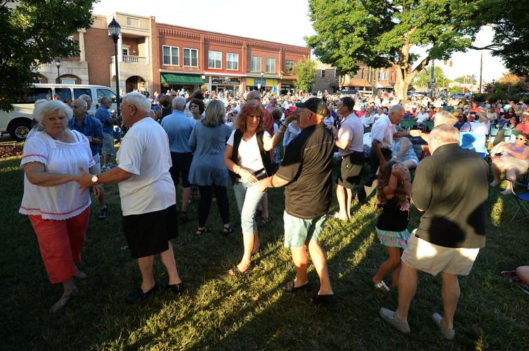 Photos Groovin on the Green News