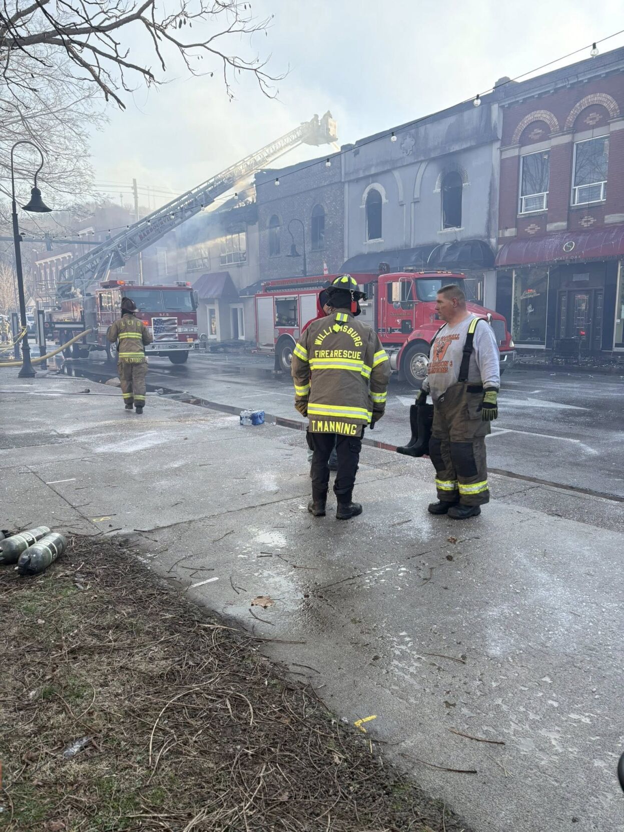 Fire damages multiple buildings, shuts down Williamsburg Main Street(00)