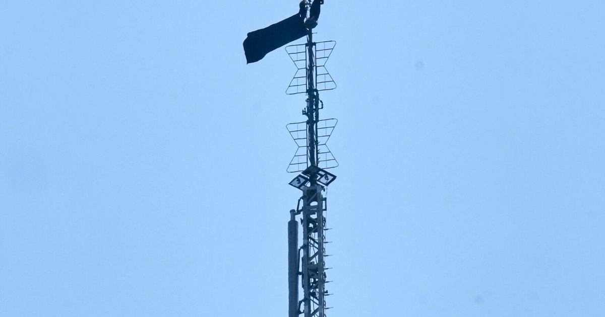 Climber couple arrested after scaling Empire State Building antenna for ...